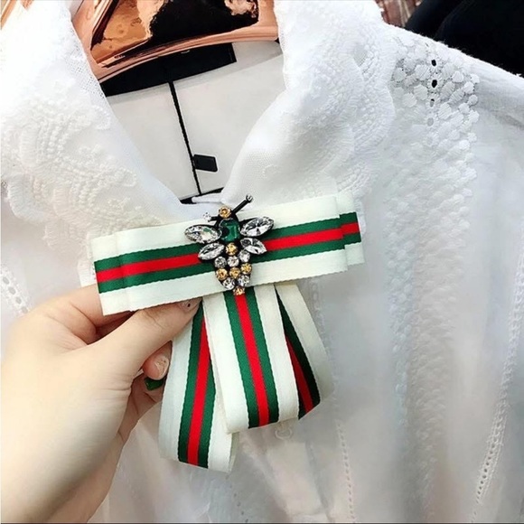 None Jewelry - Elegant Striped Bow Brooch with Bee Design